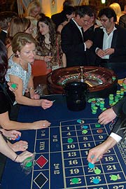 Manchmal kann man sein Glück auch ohne Risko in München auf Originaltischen testen - wie hier beim Bayerischen Filmball 2004 (Foto: Martin Schmitz)