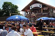 Die Bietische vor dem Stadl (Foto:Martin Schmitz)