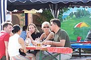 Esen gehen im französichen Dorf (Foto: Marikka-Laila Maisel)