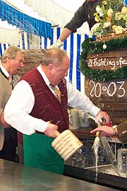 Anstich durch Wiesn Stadtrat Helmut Schmidt (Foto: Martin Schmitz)