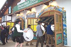 Einzug der Festkapelle in die Festhalle Bayernland (Foto: Martin Schmitz)