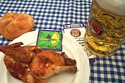 Hendl & Bier im Münchner Festzelt (Foto: Martin Schmitz)
