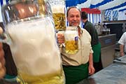 Hans Bauer prostet zu