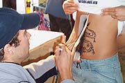 Ein Tattoo für einige Tageß (BIld: Martin Schmitz)