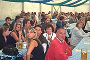 Leute im Bierzelt (Bild: Martin Schmitz)