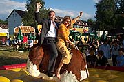 Jutta Speidel und US Konsul beimBullriding (Bild: Martin Schmitz)