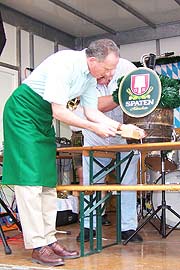 Der Anstich erfolgte durch den amerikanischen Generalkonsul Matthew M. Rooney am 25.06.2005 (Bild: Martin Schmitz)