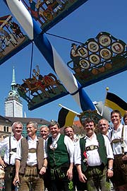 Der Hacklstecker Verein Kreuzstraße stellte 2005 den Maibaum auf (Foto: Martin Schmitz)