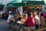 vor dem Festzelt eine Maß geniessen... (Bild: Martin Schmitz)