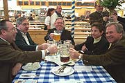 Fraktionsübergreifende Tische (Foto: Martin Schmitz)
