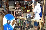 Rüstungen zum ausprobieren (Bild: Martin Schmitz)