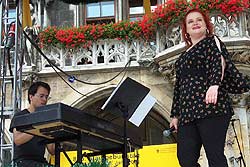 Sissi Staudinger am Sonntag auf der Bühne mit Schwabinger Liedern (Foto: Martin Schmitz)