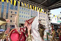 Um die Gunst der Holdengeht es beim Tanz der Morisken (Foto: Martin Schmitz)