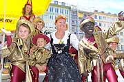 Fremdenverkehrsdirektorin Gabriele Weißhäupl inmitten Moriskentänzern (Bild: Martin Schmitz)