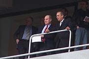 Uli Hoeneß und HVB Vorstandssprecher Dieter Rampl blickten aus der HVB Loge auf den Rasen (Foto: Martin Schmitz)