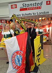Fans werden passend begrüßt am Stansted Airport (©Foto: Stansted Express)