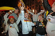 Party auf der Leopoldstr nach dem 2:1 Sieg vs Holland am Abend des 13.06.2012 (©Foto: Martin Schmitz)