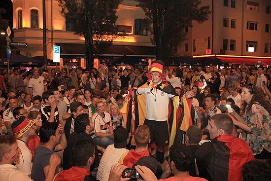 Party auf der Leopoldstraße am Abend des 17.06.2012 (©Foto: Martin Schmitz)