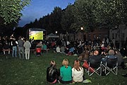 Am dem Rasen des  Bordeauxplatz in Haidhausen werden nur Spiele mit deutscher oder italienischer Beteiligung übertragen (©Foto: Martin Schmitz)