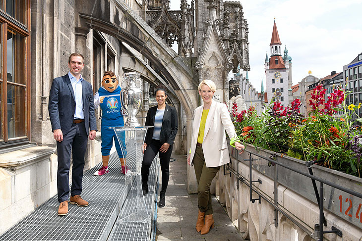 Botschafter Philipp Lahm (l-r), UEFA EURO 2020 Maskottchen Skillzy, Botschafter Philipp Lahm Celia Sasic und Mücnhens 2. Bürgermeisterin Katrin Habenschaden mit der Trophy (fptp: Tobias Hase / LHM RBS)