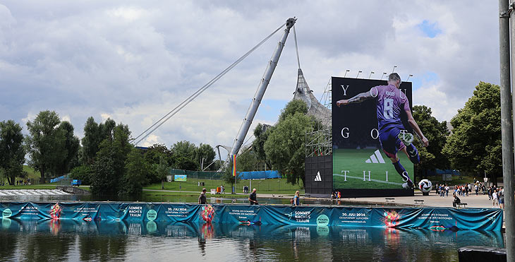 Auf dem Weg zur Euro Fanzone (©Foto: Martin Schmitz)