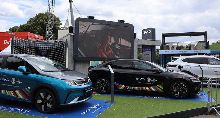 BYD: Zahlreiche Sponsoren sind vertreten auf der Euro Fanzone (©Foto: Martin Schmitz)