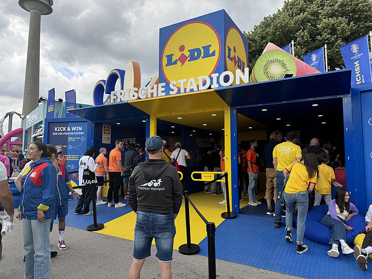 LIDL: Zahlreiche Sponsoren sind vertreten auf der Euro Fanzone (©Foto: Martin Schmitz)