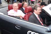 FC Bayern Chefs Höneß und Rummenigge im Auto Corso auf dem Weg zum Marienplatz (Foto: Martin Schmitz)