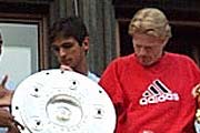 Da bekommt Oliver Kahn wieder mal die Schale in die Hand, dieses Mal allerdings nicht auf dem Balkon, sondern auf der Tribüne vor dem Rathaus (Foto: Martin Schmitz)