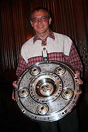 Trainer Felix Magath mit der Meisterschale 2006 (Foto: Martin Schmitz)