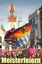 Mit dem Deutschen Meister FC Bayern meisterlich feiern: am Samstag im Stadion und auf dem Marienplatz (Foto: Martin Schmitz)