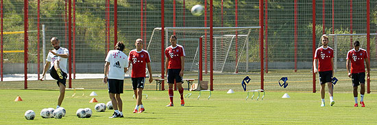 ab und zu schießt er beim Training auch gerne selbst: Pep Guardiola (gFoto: Martin Schmitz)