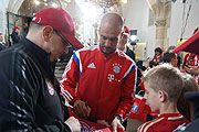 Pep Guardiola gab hinterher Autogramme (©Foto: Martin Schmitz)
