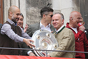 Pep Guardiola, Karl-Heinz Rummenigge auf dem Rathausbalkon 2016 (©foto:Martin Schmitz)