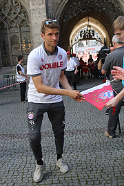 Thomas Müller beim Verlassen des Rathaus (©Foto: Martin Schmitz)