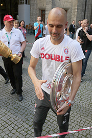 Pep Guardiola beim Verlassen des Rathaus (©Foto: Martin Schmitz)
