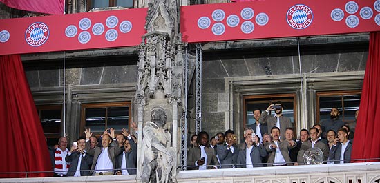 Vorhang auf für die Meistermannschaft des FC Bayern München auf dem Rathausbalkon (©Foto: Martin Schmitz)