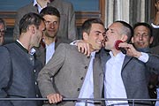 Philipp Lahm, Franck Ribery2017 auf dem Rathausbalkon (©Foto: Martin Schmitz)