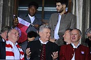 Dieter Hoeneß, Münchens Oberbürgermeister Dieter Reiter, Karl-Heinz Rummenigge 2017 auf dem Rathausbalkon (©Foto: Martin Schmitz)