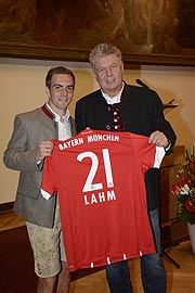 Gastgeschenk für OB Dieter Reiter von Karl-Heinz Rummenigge: ein nagelneues Philip Lahm Trikot (©Foto:Ingrid Grossmann)