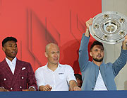 David Alaba, Arjen Robben @ Paulaner Biergartenfeier im Biergarten des „Paulaner am Nockherberg“ mit den Bayern am 12.05.2018 (©Foto: Martin Schmitz)