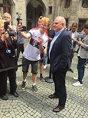 Uli Hieneß nach der Meisterfeier 2019 auf dem Rathausbalkon (©Foto. Martin Schmitz)