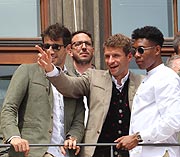 Thomas Müller und David Alaba auf dem Rathausbalkon (©Foto. Martin Schmitz)