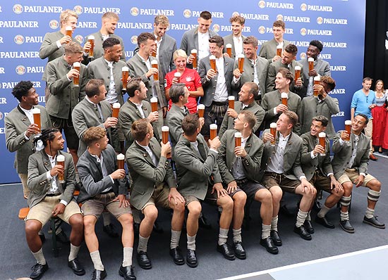Monika Hauck hatte bei der Fan Aktion "Das Selfie denes Lebens" gewonnen und durfte mit aufs Mannschaftsbild  (©Foto: Martin Schmitz)