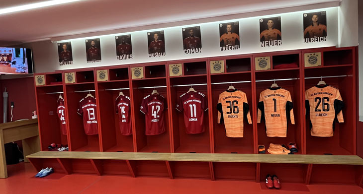 Rückennummern FC Bayern München Saison 2021/2022 in der FC Bayern Umkleidekabine (©Foto: Martin Schmitz)