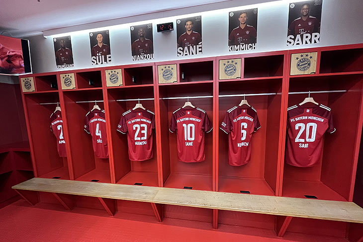 Rückennummern FC Bayern München Saison 2021/2022 in der FC Bayern Umkleidekabine (©Foto: Martin Schmitz)