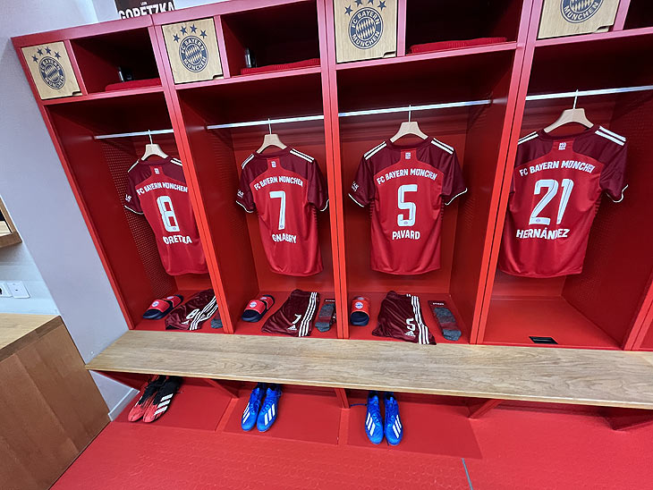 Rückennummern FC Bayern München Saison 2021/2022 in der FC Bayern Umkleidekabine (©Foto: Martin Schmitz)