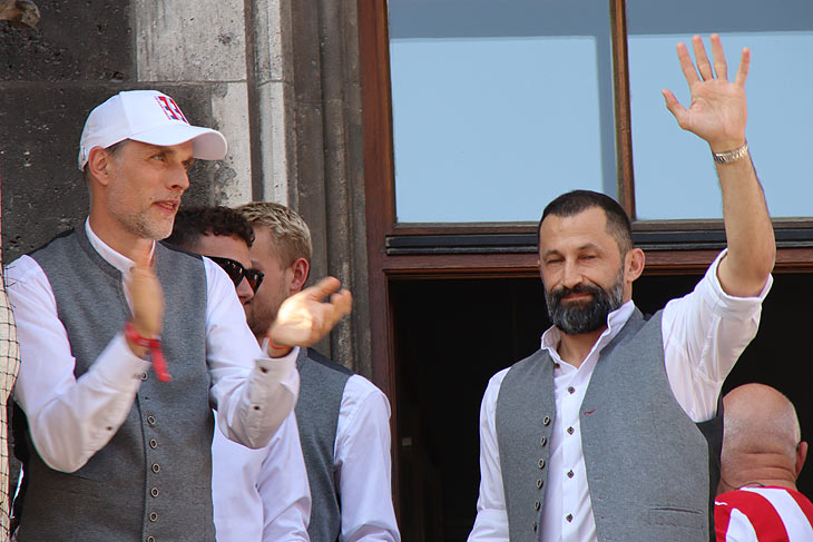 Trainer Thomas Tuchel und der scheidende Hasan "Brazzo" Salihamidzic zusammen auf dem Rathausbalkon 2023 bei der Meisterfeier (/©Foto: Martin Schmitz)