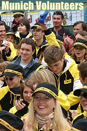 Einzug der Munich Volunteers (Foto: Nathalie Tandler)