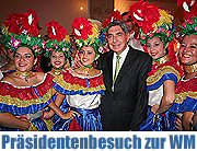 Die Costa Rica Arena - Costa Rica kennen lernen im Forum am Deutschen Museum bis 11.06. Mit dabei: Folkloregruppen, Livemusik, Infostände und mehr... Am 10.6. kam Costa Ricas Präsident Sanchez persönlich (Foto: Martin Schmitz)